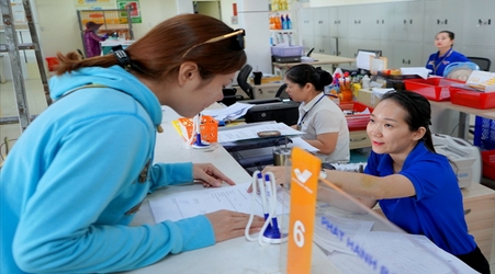Khánh Hòa: Hướng dẫn người dân đăng ký cấp mới hộ chiếu trực tuyến tại điểm giao dịch của bưu điện